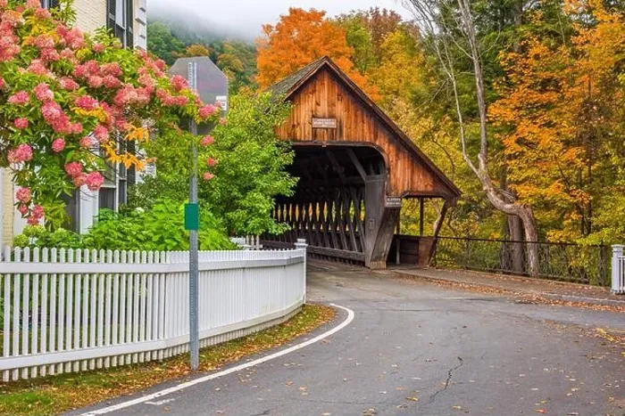 Framed Print : Woodstock, Vermont, USA at the Middle Covered Bridge Framed Print : Woodstock, Vermont, USA at the Middle Covered Bridge