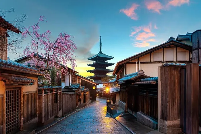 Framed Print : Yasaka Pagoda and Sannen Zaka Street with cherry blossom in the Morning, Kyoto, Japan Framed Print : Yasaka Pagoda and Sannen Zaka Street with cherry blossom in the Morning, Kyoto, Japan