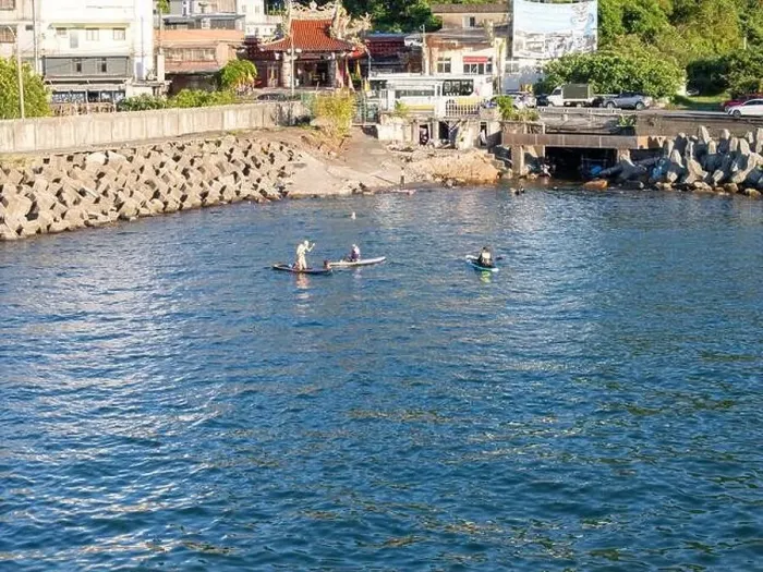 Framed Print : Young people enjoying marine sports such as SUP in Keelung City, Taiwan. September 2024 Framed Print : Young people enjoying marine sports such as SUP in Keelung City, Taiwan. September 2024