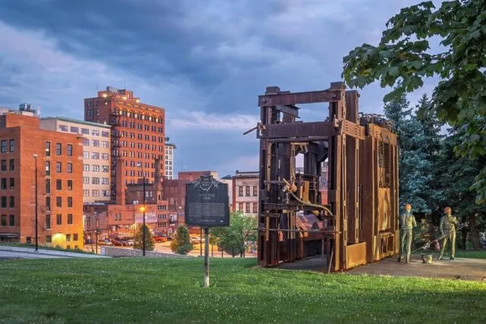 Framed Print : YOUNGSTOWN, OHIO - AUGUST 7, 2019: Downtown Youngstown with the Little Steel Strike of 1937 monument and memorial at twilight Framed Print : YOUNGSTOWN, OHIO - AUGUST 7, 2019: Downtown Youngstown with the Little Steel Strike of 1937 monument and memorial at twilight