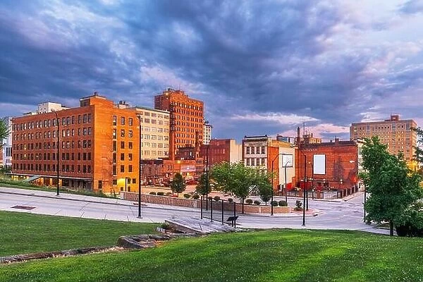 Youngstown, Ohio, USA downtown park and townscape at twilight