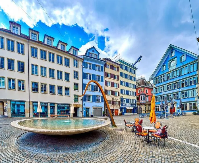 Framed Print : ZURICH, SWITZERLAND - APRIL 3, 2022: Munsterhof Brunnen Framed Print : ZURICH, SWITZERLAND - APRIL 3, 2022: Munsterhof Brunnen