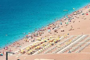 Sunburn Prints: 04 June 2022, Antalya, Turkey: Crowded city beach with hundreds of vacationers and tourists resting
