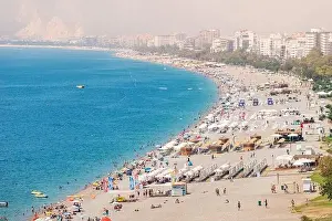 Sunburn Prints: 04 June 2022, Antalya, Turkey: Crowded city beach with hundreds of vacationers and tourists resting