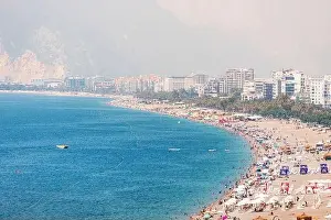 Konyaalti Prints: 04 June 2022, Antalya, Turkey: Crowded city beach with hundreds of vacationers and tourists resting