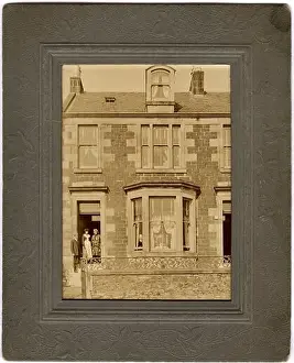 Casa Prints: 1904, GREAT BRITAIN : City house under with howner family at door ( at others at each windows )