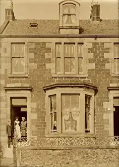 Casa Prints: 1904, GREAT BRITAIN : City house under with howner family at door ( at others at each windows )