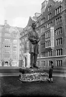 Politica Prints: 1920 ca, CINCINNATI, OHIO, USA : The statue of U