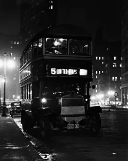 1930s DOUBLE-DECKER 5TH AVENUE BUS AT NIGHT NEAR FLATIRON BUILDING NEW YORK CITY USA