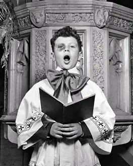 Healthiness Prints: 1940s SINGLE CHOIRBOY WITH BLACK EYE SINGING LOUD LOOKING AT CAMERA - c2809 HAR001 HARS EXPRESSIONS B&W EYE CONTACT