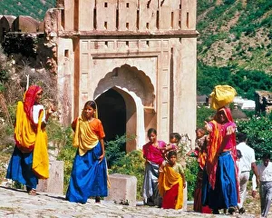 Old Fashion Prints: 1970s WOMEN WEARING NATIVE DRESS AT THE AMBER SHRINE TOURIST DESTINATION IN RAJASTHAN INDIA - kr20016 LAN001 HARS