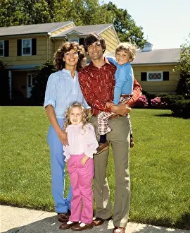 1980s FAMILY IN FRONT OF HOME MOTHER FATHER BOY GIRL PORTRAIT FRONT LAWN RETRO