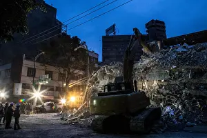 Collapse Prints: More than 220 dead by the powerful earthquake of magnitude 7
