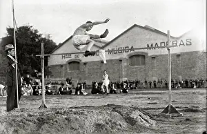 Athleticism Prints: 30 Escenas de pruebas atléticas en el campo de Atotxa (5 de 6) - Fondo Car-Kutxa Fototeka