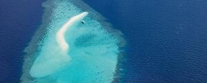 Images Dated 3rd February 2022: Aerial picture of turquoise blue tropical ocean lagoon, white sandy beach