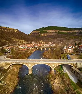Veliko Prints: Aerial view of Impressive overhead view of the old stone bridge across Yarra river - Image
