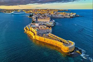 Tour Tourism Prints: Aerial view of the Maniace castle