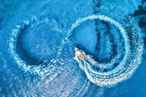 Motorboat Prints: Aerial view of the speed boat in clear blue water at sunny day