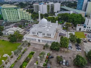 Masjid Prints: Al azhar Mosque panorama view Largest Mosque in Jakarta