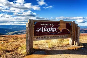 Gateway Prints: Alaska, USA: Welcome to Alaska sign at Canadian border on Top of the World Highway