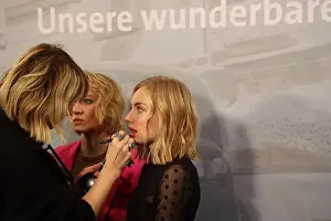 Jahre Prints: Anna Maria Mühe, Elisa Schlott beim Fototermin zu „Unsere wunderbaren Jahre“ im East-Hotel in Hamburg am 27