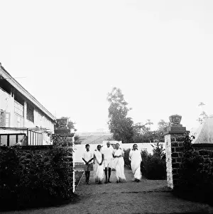 Arun Gandhi ; Mahatma Gandhi ; Abha Gandhi and Sushila Nayar going for prayer at the nature cure clinic in Pune ; 1944 NO MR