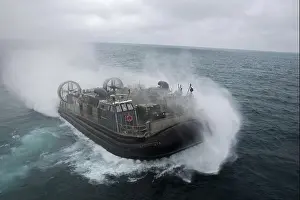 ATLANTIC OCEAN (Dec. 20, 2016) A landing craft