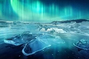 Images Dated 14th June 2016: Aurora borealis northen light and icebergs in Jokulsarlon glacial lagoon
