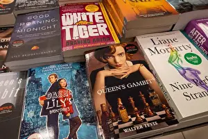 Midnight Prints: Barnes & Noble Booksellers Book Display, NYC, USA