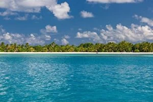 Images Dated 20th December 2015: Beautiful Maldivian atoll with white beach seen from the sea. Tropical lagoon and island paradise