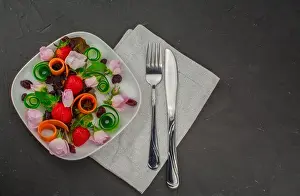 Heart Shape Prints: beautiful salad with edible flowers