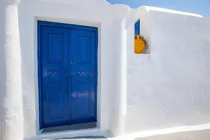 Beautiful travel background for vacation holiday banner. White houses in the town of Oia on the island of Santorini, panorama. Amazing scenic views