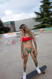 Skateboard Prints: a beautifull tattooed model with skateboard/longboard