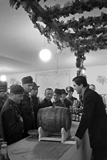 Mode Prints: Besucher der Leipziger Frühjahrsmesse vor einem Schanktisch mit landestypischen Getränken; Deutschland 1941