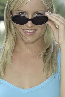 Mane Prints: Blonde Frau mit Sonnenbrille