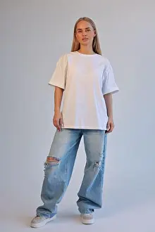 Sneakers Prints: Full Body Shot Of Trendy Woman Wearing Ripped Jeans And Oversized Shirt In City Environment