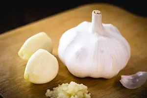 Flavoring Prints: Brazilian garlic cloves and bulb on vintage wooden board