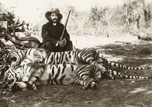 Lithographs Prints: British man wearing hat holding gun with dead tigers
