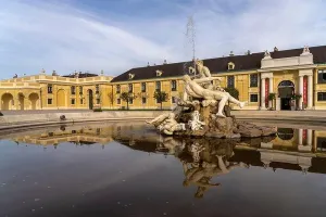 Osterreich Prints: Brunnen im Ehrenhof von Schloss Schönbrunn