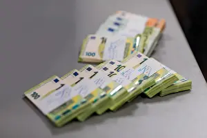 Counting Prints: Bundles of euro € 100 bills with currency bands placed on the office counting table