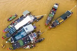 Can Tho Prints: Cai Rang floating market is bustling with Tet boats to welcome the new year