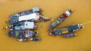 Can Tho Prints: Cai Rang floating market is bustling with Tet boats to welcome the new year