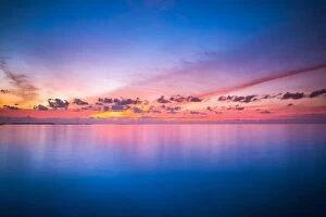 Images Dated 16th December 2018: Calm sea with sunset sky and sun through the clouds over. Meditation ocean and sky background