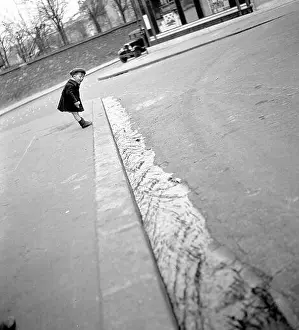 Kinder Prints: Caniveau en crue, Paris. Museum: Privatsammlung. Author: ROBERT DOISNEAU