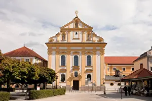 Aussenaufnahmen Prints: Capuchin church - St. Magdalena on Kapellplatz square in Altoetting