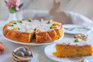 Icing Prints: Carrot cake pie sprinkled with nuts decorated with cream-colored carrots