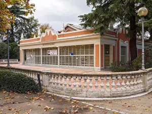 Casa Prints: Casa de vacas en el parque de El Retiro de la ciudad de Madrid, España