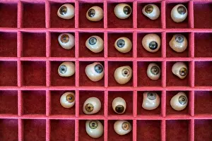 Case with assortment human glass eyes / artificial eyes / ocular prostheses from the early 20th century