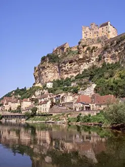 Frankreich Prints: Chateau de Beynac and village across River Dordogne