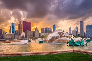 Chicago, Illinois, USA skyline from Buckingham Fountain at dusk
